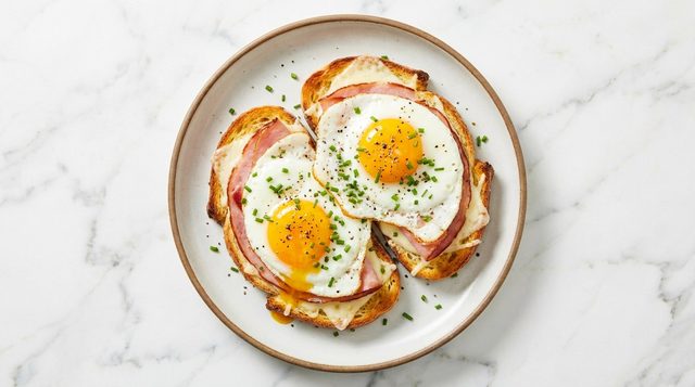 Uitsmijter, Fried Eggs on Toast