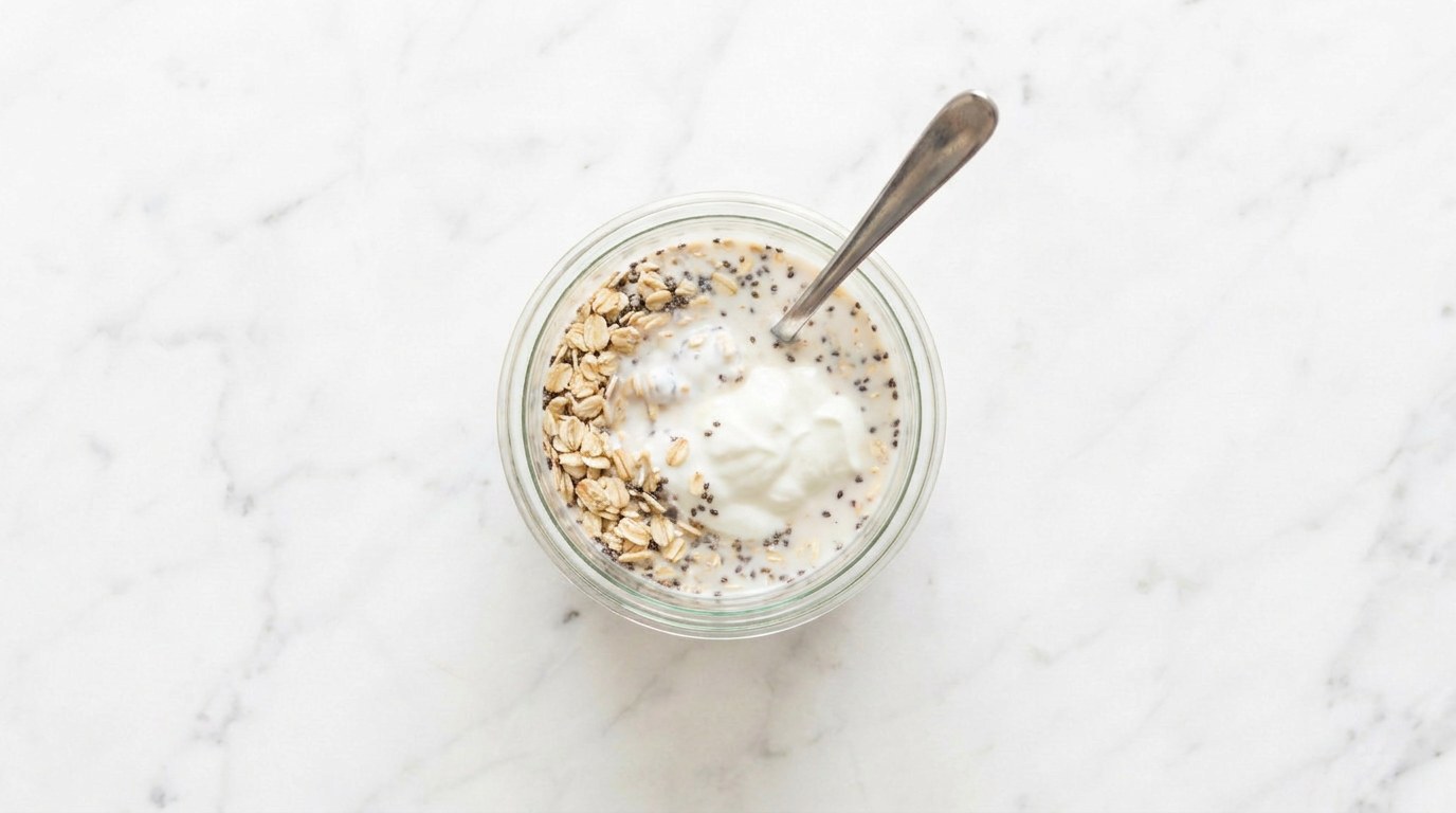 Stap 1: Meng de havermout, chiazaad, melk en Griekse yoghurt in een potje.
