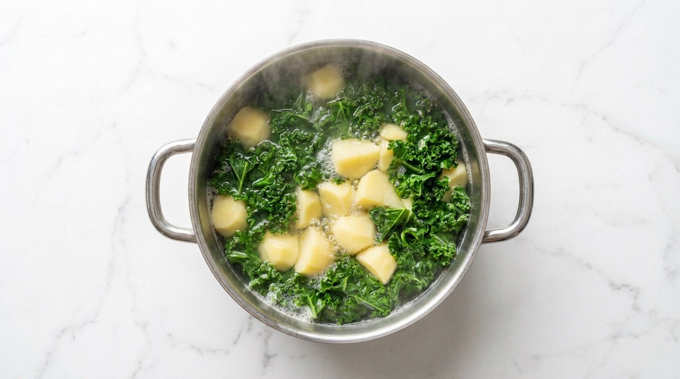 Stap 1: Schil de aardappelen en kook ze met de boerenkool in 20 minuten gaar.
