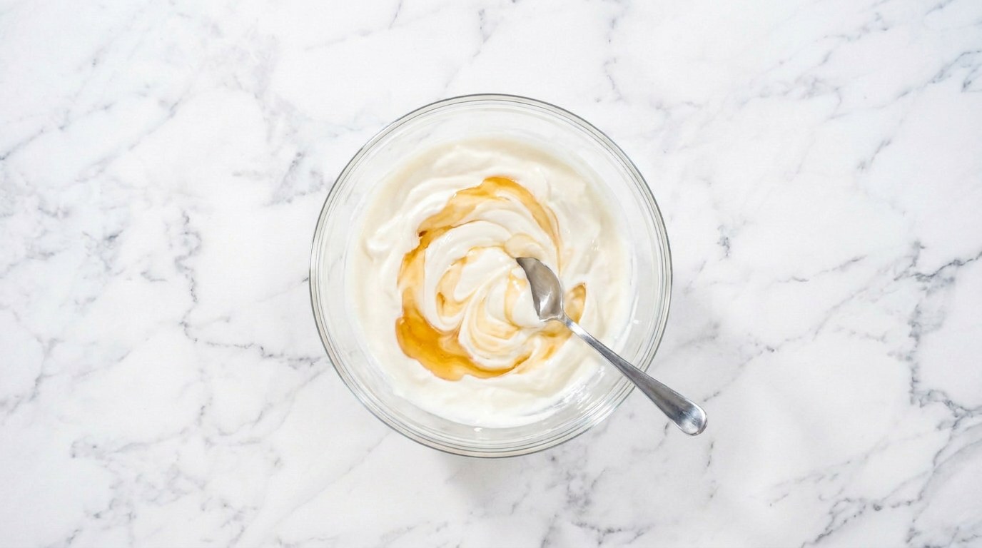 Stap 1: Roer de Griekse yoghurt los met de honing en het vanille-extract.